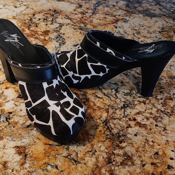 Women's Very Volatile animal print cowhide mules SZ 9 4.5" heel pre-owned. - Picture 6 of 16
